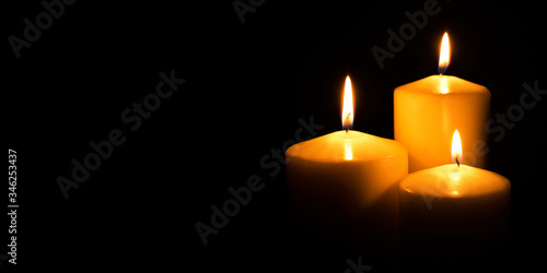 Photo Flame candles isolated on black background. Close up.