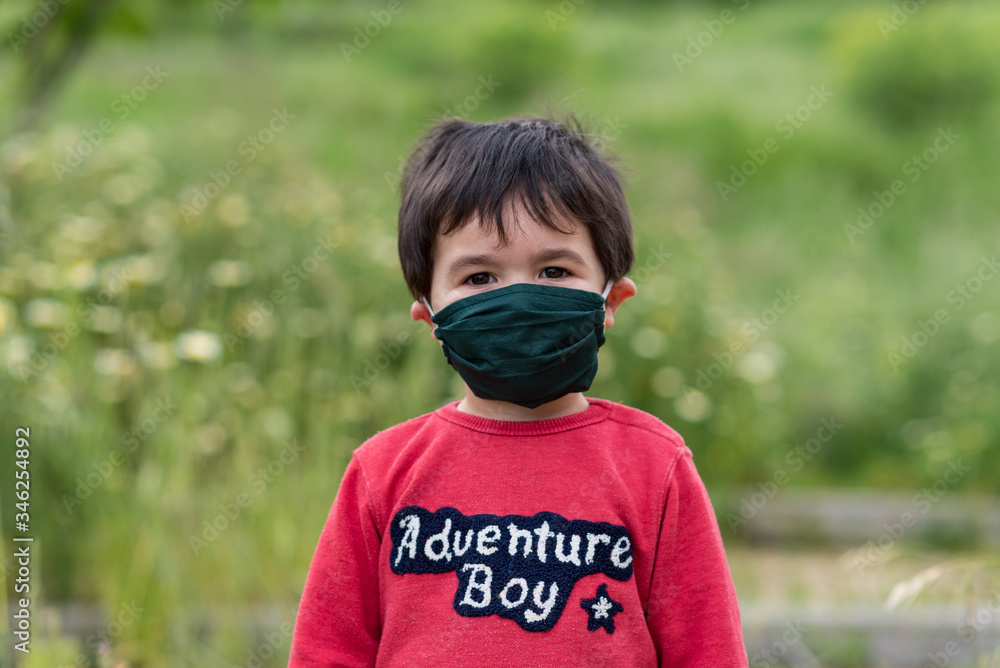 Niño pequeño con mascarilla médica Niño pequeño con mascarilla médica