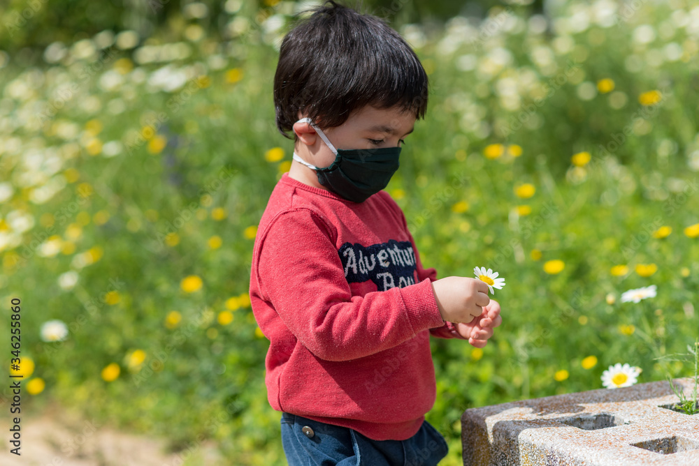 Niño pequeño con mascarilla médica Niño pequeño con mascarilla médica