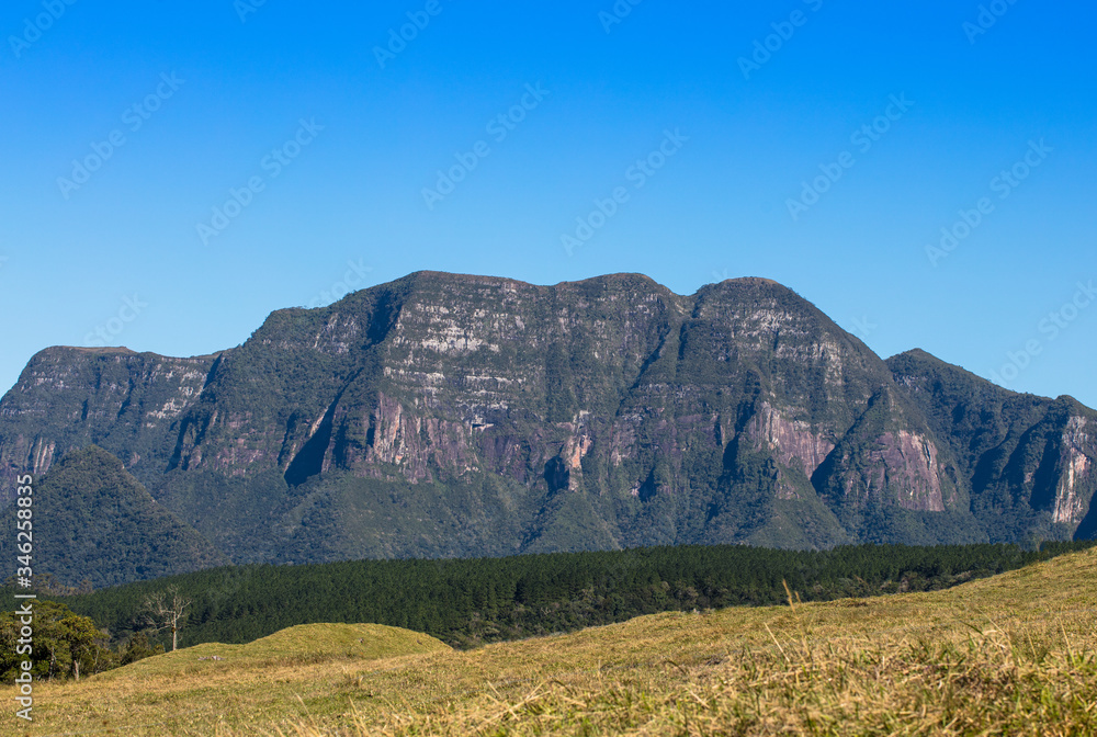 Paisagem com pradaria e montanha