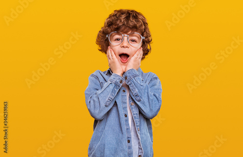 Quadro su tela Amazed boy looking at camera