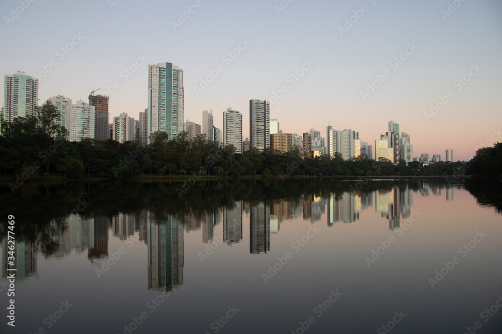 Fototapeta premium Londrina skyline at sunset