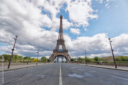 Photos Tour Eiffel depuis la route déserte à cause du confinement imposé par le coronavirus