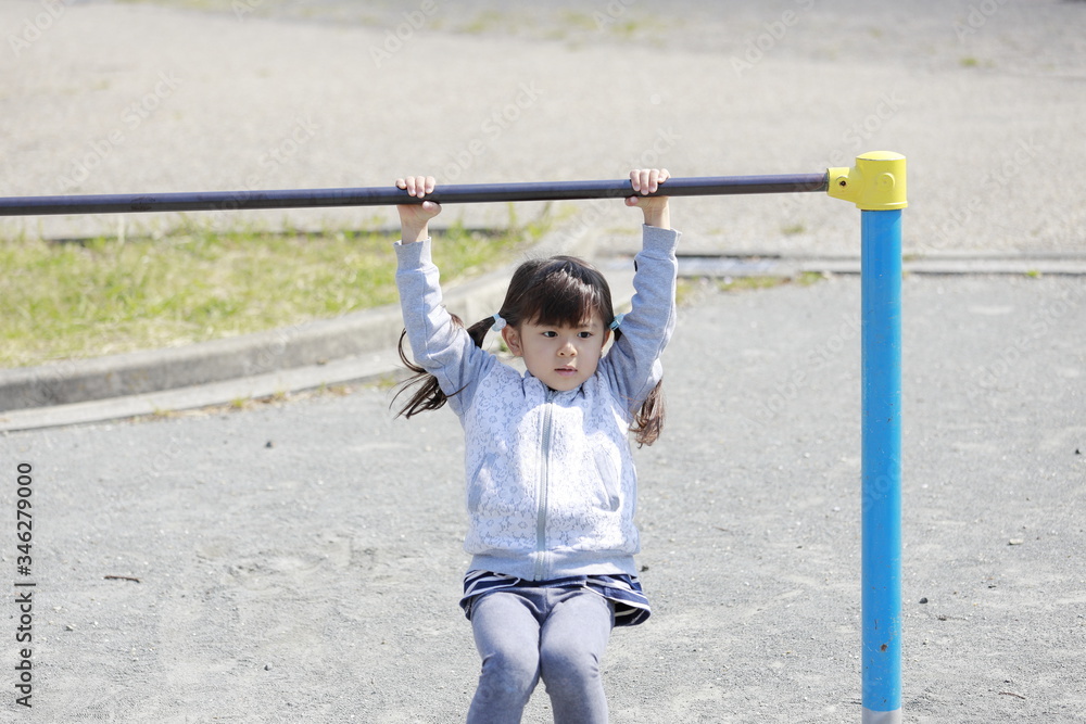 Fototapeta premium 鉄棒をする幼児 (5歳児)