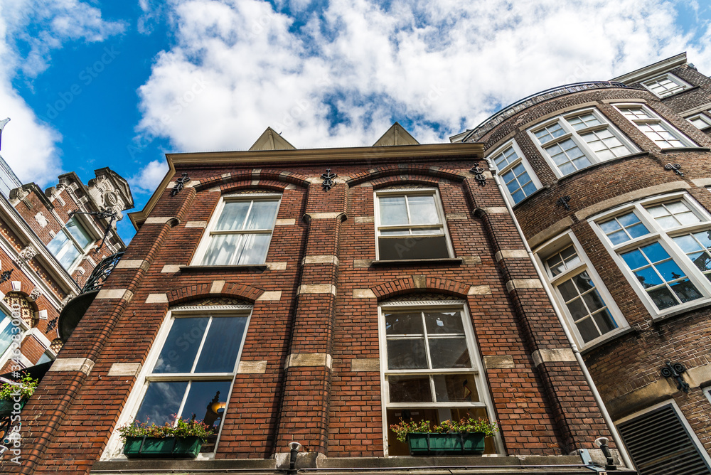 Obraz premium Tradycyjna holenderska architektura kolorowe domy w Amsterdamie, Holandia