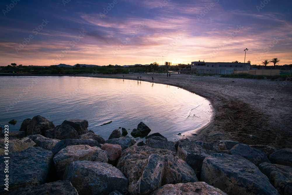 Fotografía Tomada en el espigón del Puerto de Sagunto. Se muestra un  paisaje marinero en el cual aparece el espigón el mar y parte de puerto  marítimo. foto de Stock | Adobe