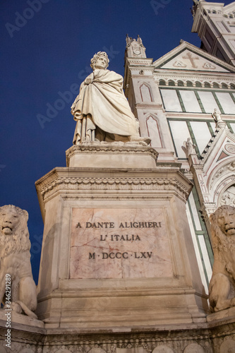statue of Dante Alighieri