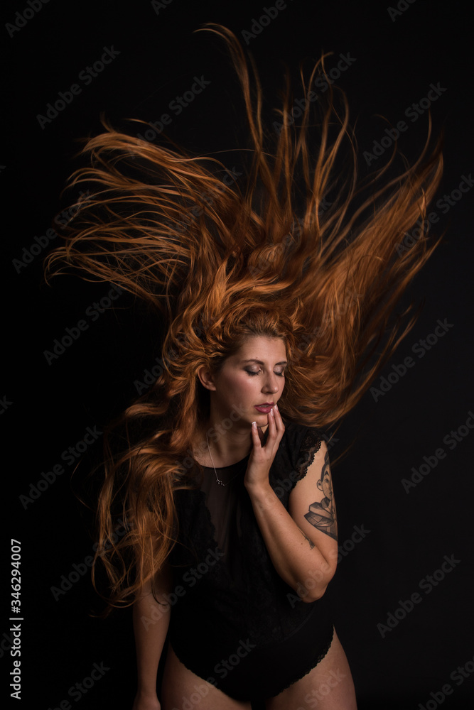 chica pelirroja estudio melena  movimiento