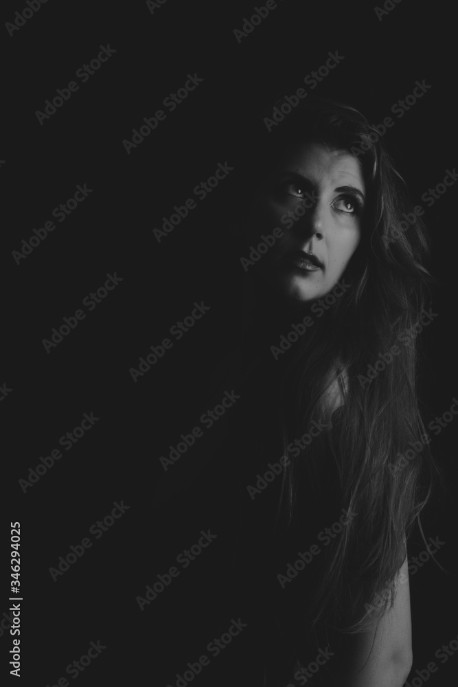 Chica mirada melena estudio retrato Chica mirada melena estudio retrato