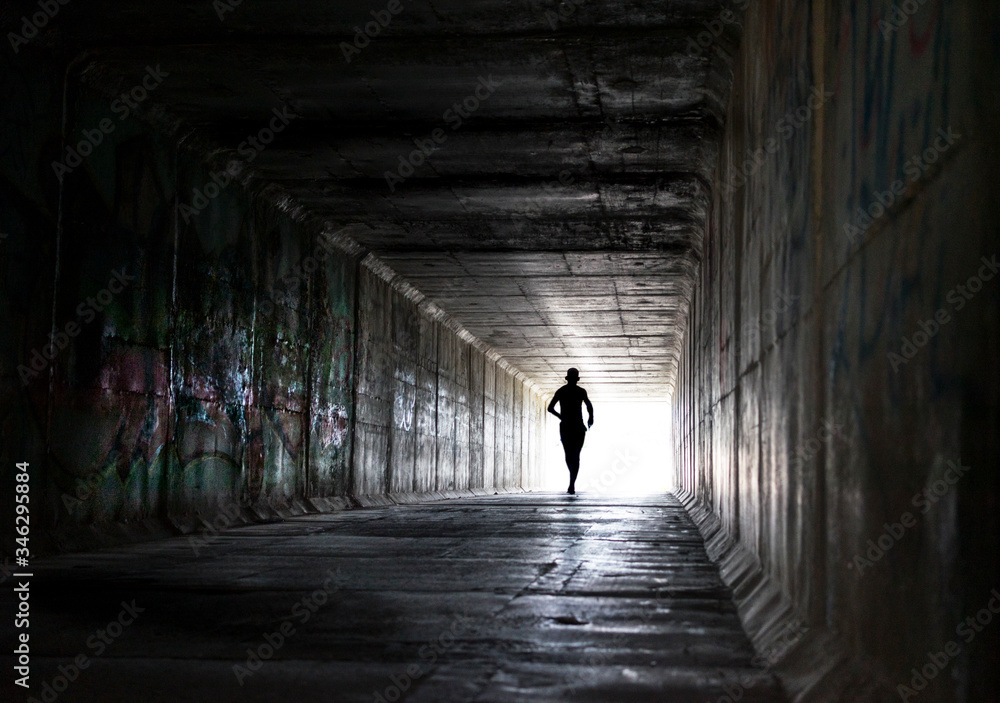 corredor yendo hacia La Luz del final del túnel