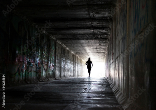 corredor yendo hacia La Luz del final del túnel photo