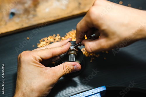Foto Master goldsmith working at golden ring