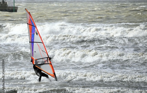Véliplanchiste dompte les vagues de la Manche © xlatlantique