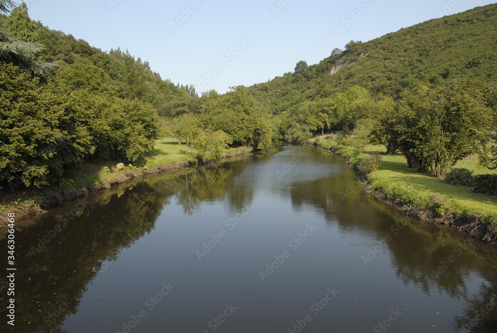 río en valle verde asturias