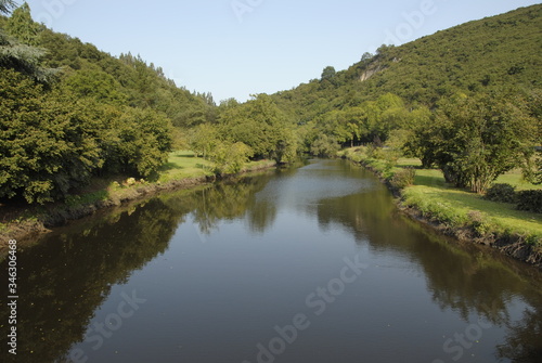 río en valle verde asturias