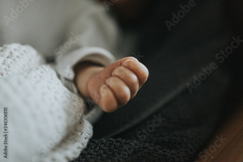 Obraz na płótnie baby hand w salonie
