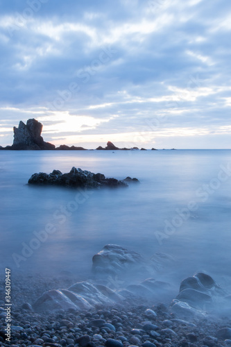 costa rocas marea subiendo asturias