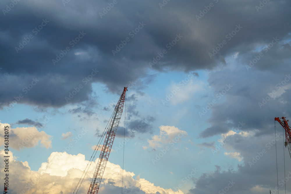 大型クレーンと夏の入道雲 大型クレーンと夏の入道雲