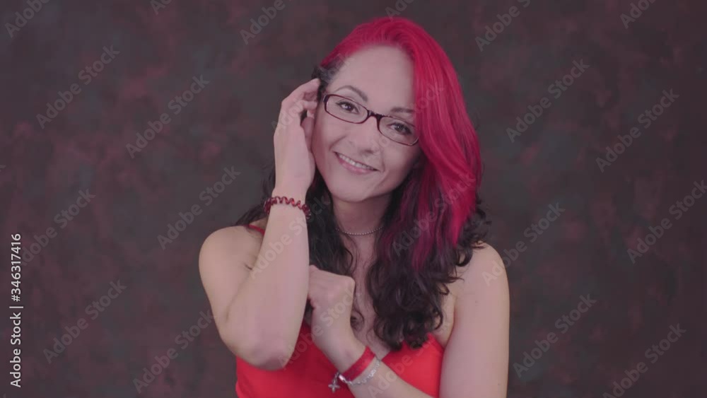 chica hermosa haciendo gestos, mujer de pelo color rojo , gestos , mujer de hermosa sonrisa, sonriendo hacia la cámara chica hermosa haciendo gestos, mujer de pelo color rojo , gestos , mujer de hermosa sonrisa, sonriendo hacia la cámara