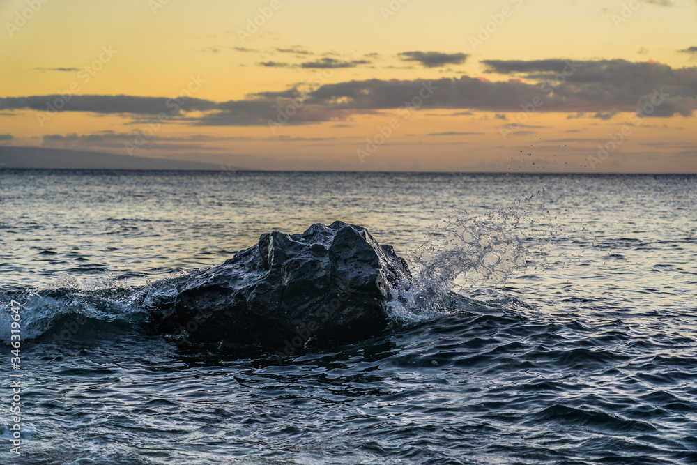 Naklejka premium Hawiian ocean sunset with big rock