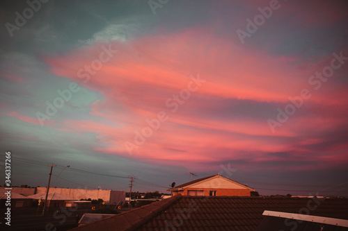 Obraz na płótnie Beautiful Red Sunset Sky Over Town Houses w salonie