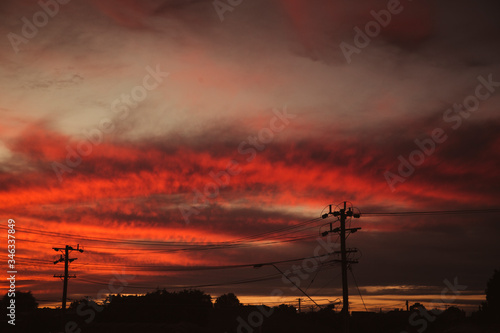 Obraz na płótnie Beautiful Red Sunset Sky Over Town Houses w salonie