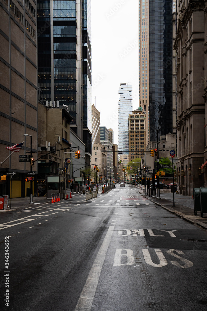Fototapeta premium Times Square w Nowym Jorku. Puste ulice Nowego Jorku. Budynki Brownstone i drapacze chmur w Nowym Jorku.