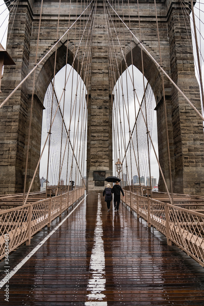 Obraz premium Most Brookliński. Widok na most deszczowy Brooklyn. Most Brookliński z bliska widok. Deszczowy dzień na Brooklyn Bridge.