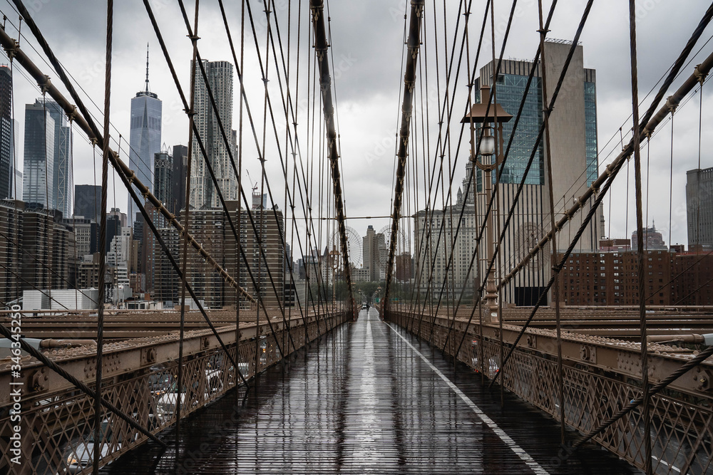 Obraz premium Most Brookliński. Widok na most deszczowy Brooklyn. Most Brookliński z bliska widok. Deszczowy dzień na Brooklyn Bridge.
