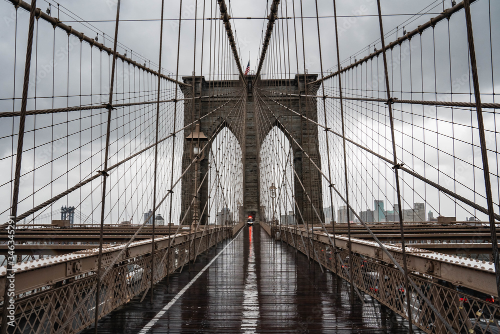 Fototapeta premium Most Brookliński. Widok na most deszczowy Brooklyn. Most Brookliński z bliska widok. Deszczowy dzień na Brooklyn Bridge.