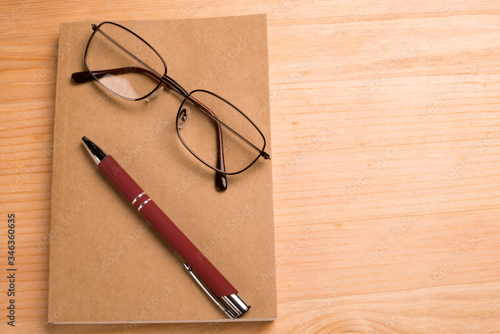 Fototapeta premium テーブルの上のメモ帳
