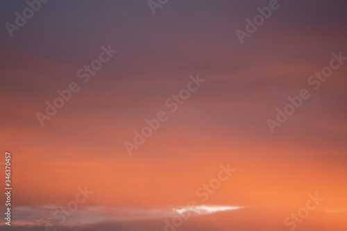  reflexo do sol gerando nuvens laranjas  © Fotos GE