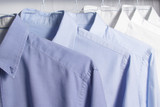 camisas lavadas y planchadas  en la tintorería

