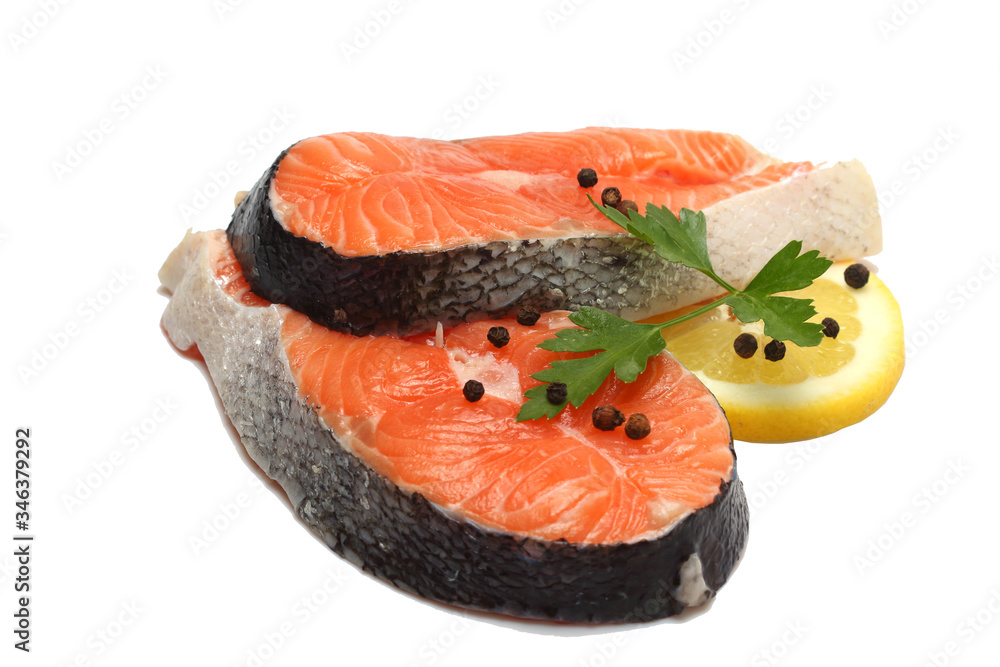 rodajas de salmón sobre fondo blanco rodajas de salmón sobre fondo blanco