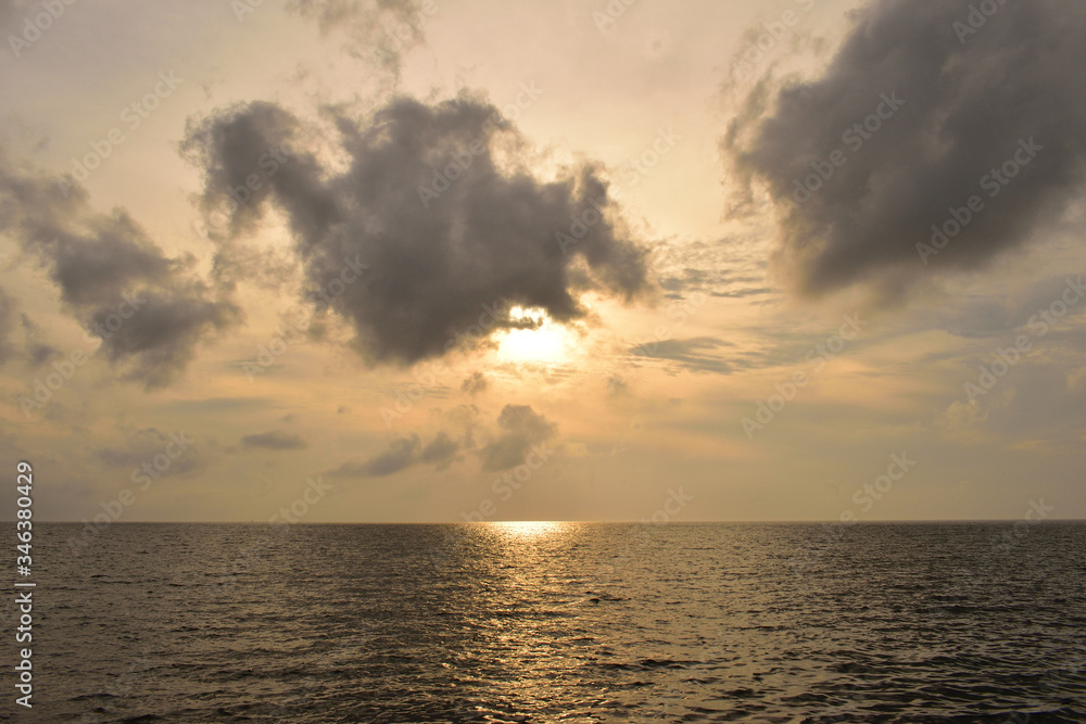 夕暮れ空と海／沖縄県