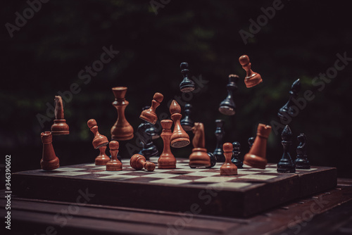 Konstfotografi flying chess pieces