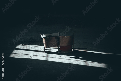 Widziane z góry stare, zniszczone fotele w ciemnym, opuszczonym kinie w blasku promieni słonecznych
