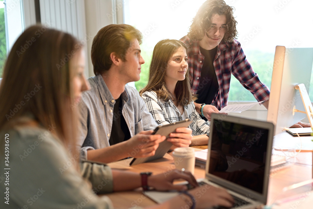 Obraz premium Young people in co-working space