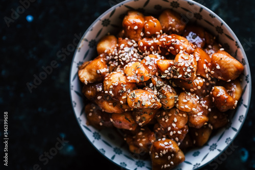 Bilde på lerret Poulet façon teriyaki caramélisé avec des graines de sésame dans un bol
