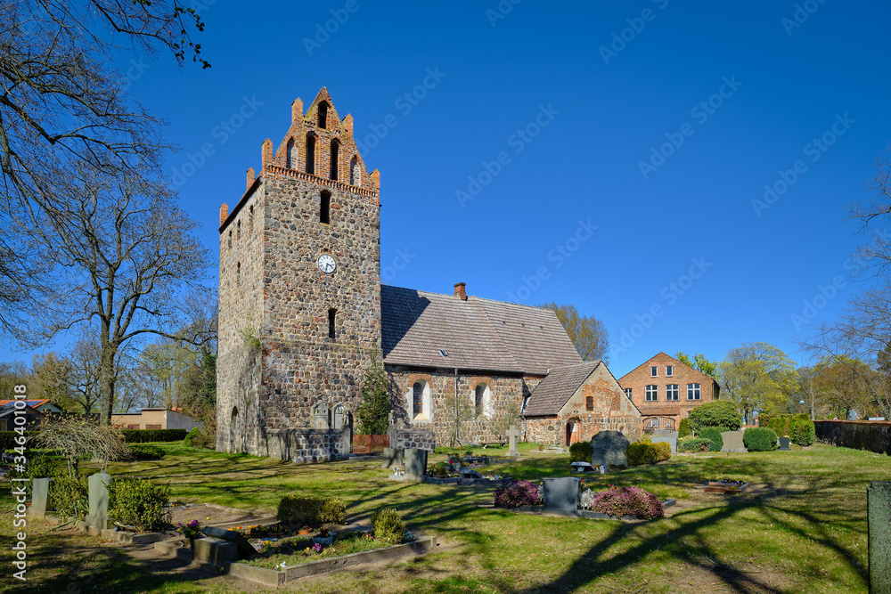 Gotische Dorfkirche aus dem 13. Jahrhundert am Jakobsweg in Börnicke