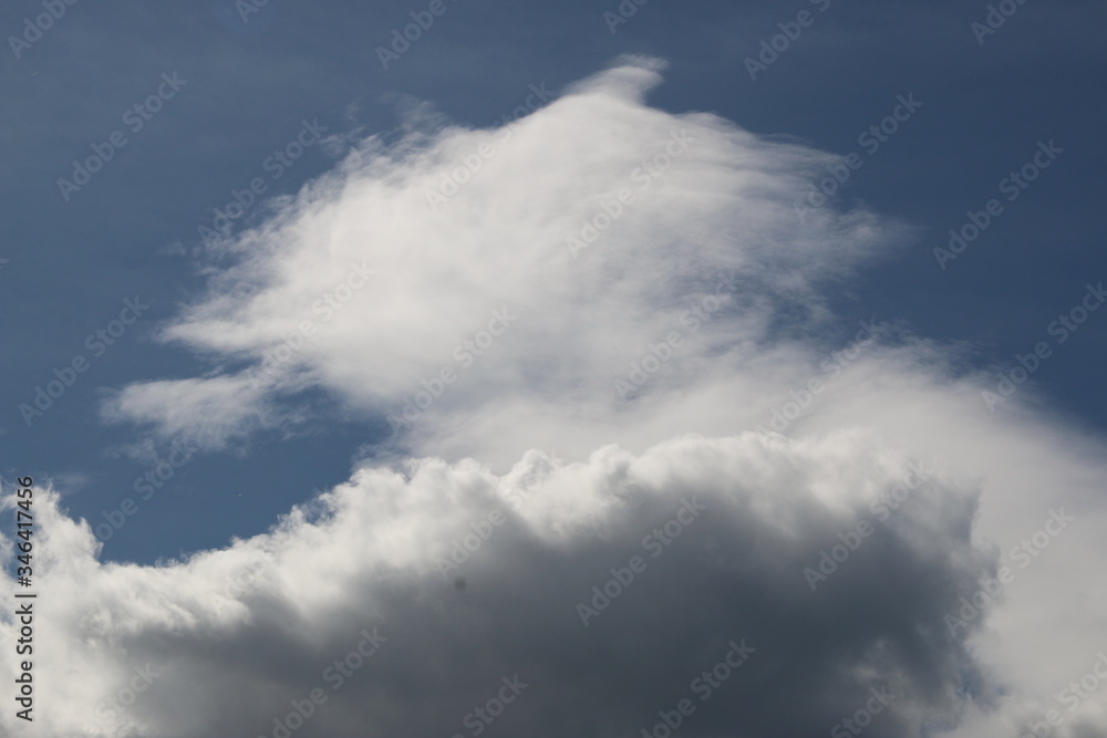 nubes blancas en cielo azul claro y luminoso nubes blancas en cielo azul claro y luminoso