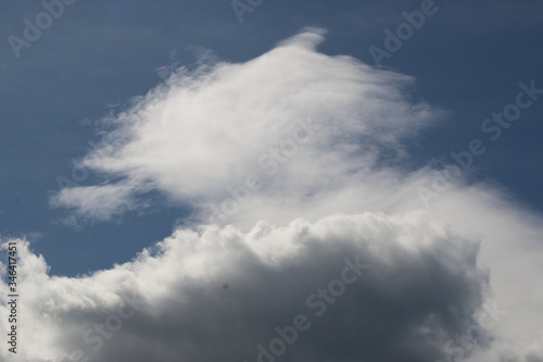 Fototapeta Naklejka Na Ścianę i Meble -  cielo azul con nubes blancas y negras