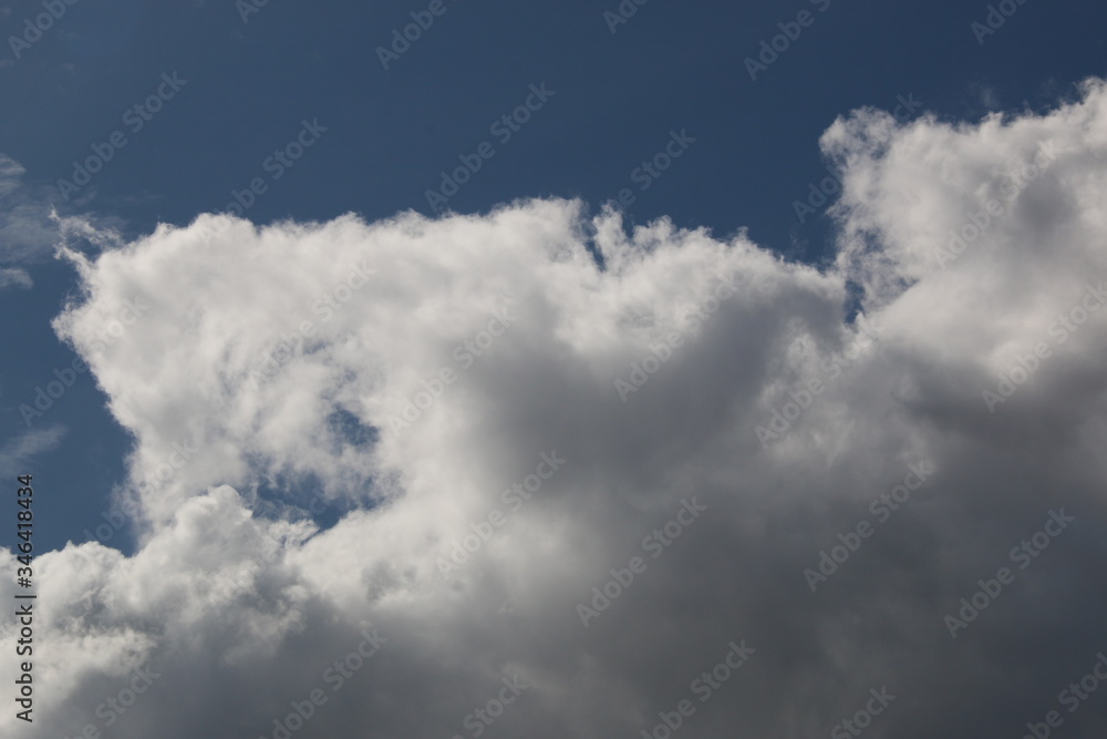 Obraz premium nubes blancas en cielo azul claro y luminoso