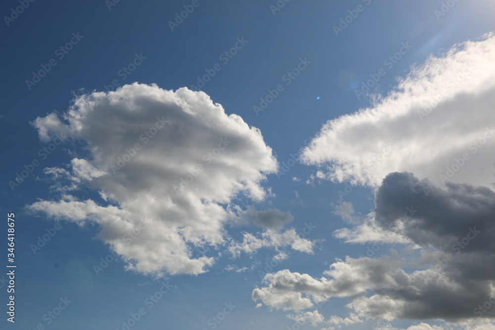 Obraz premium nubes blancas en cielo azul claro y luminoso