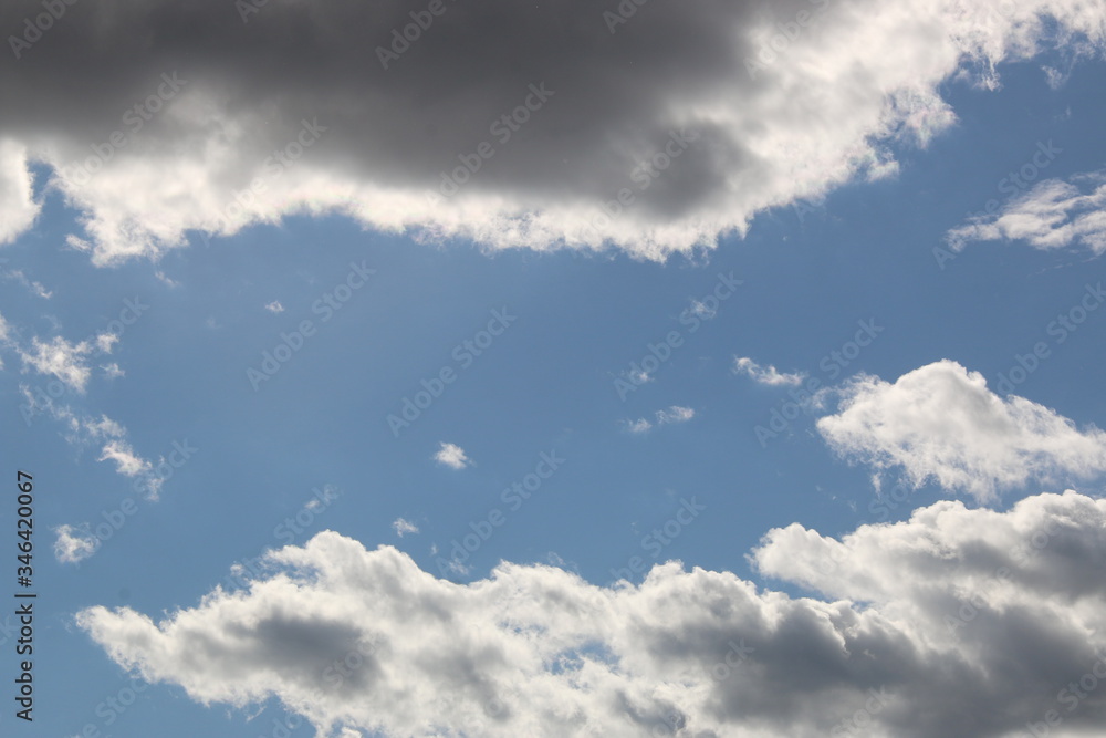 Fototapeta premium nubes blancas en cielo azul claro y luminoso