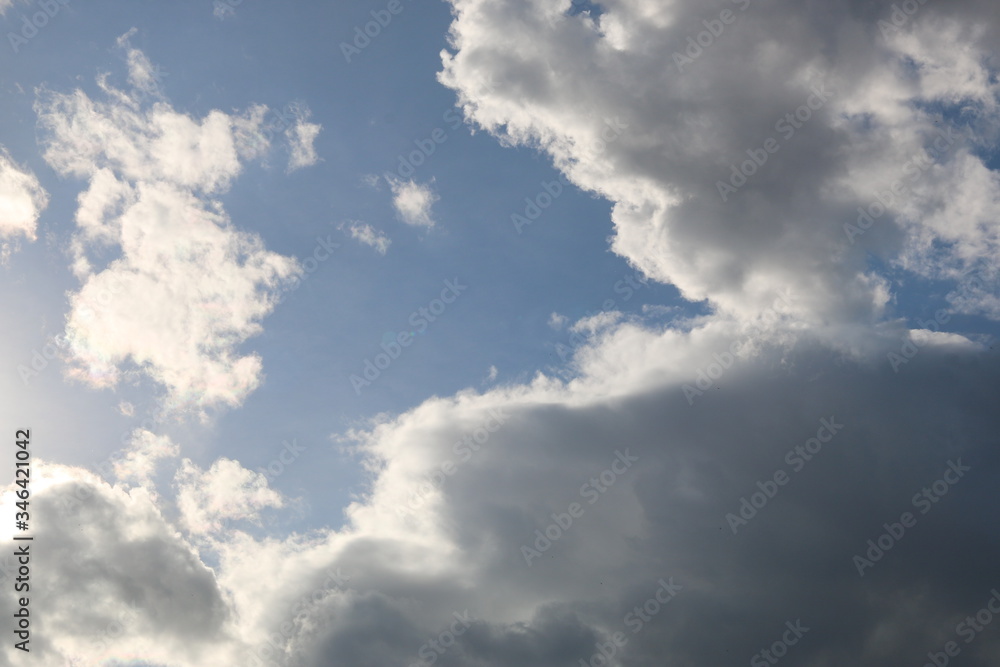 Obraz premium cielo azul con nubes blancas y negras