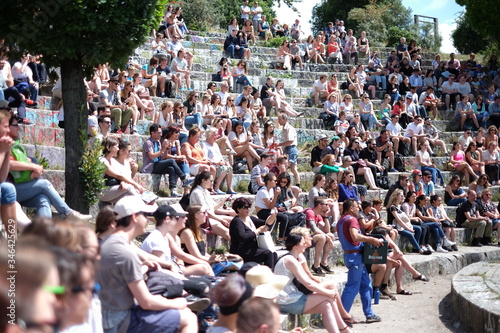 Fotografia People Sitting At Amphitheater During Concert