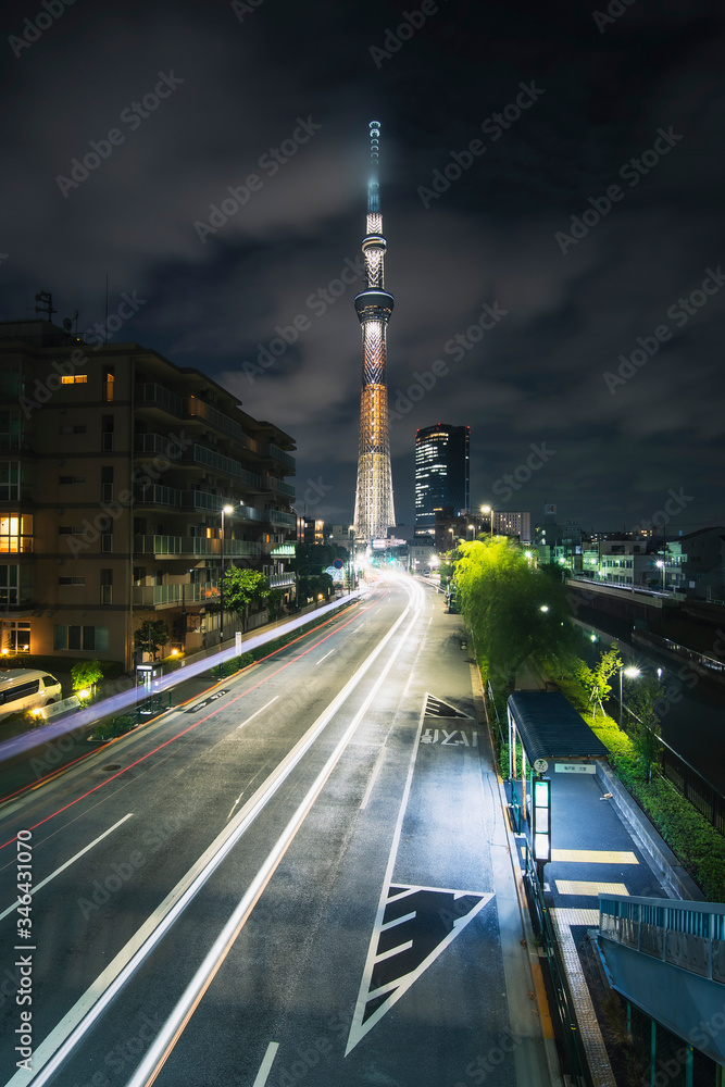 Naklejka premium Oświetlenie Mauzoleum Tokyo Sky Tree. Wiązka laserowa samochodu.