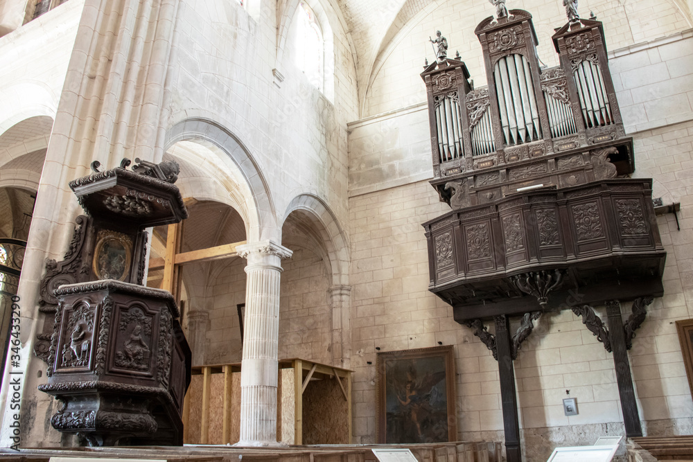 Tonnerre. Les orgues et la chaire de l'église Saint-Pierre. Yonne. Bourgogne-Franche-Comté	