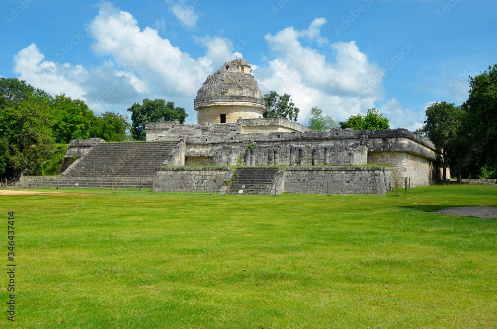 Ruiny obserwatorium astronomicznego Majów położone w mieście Chichen Itza w Meksyku na Jukatanie